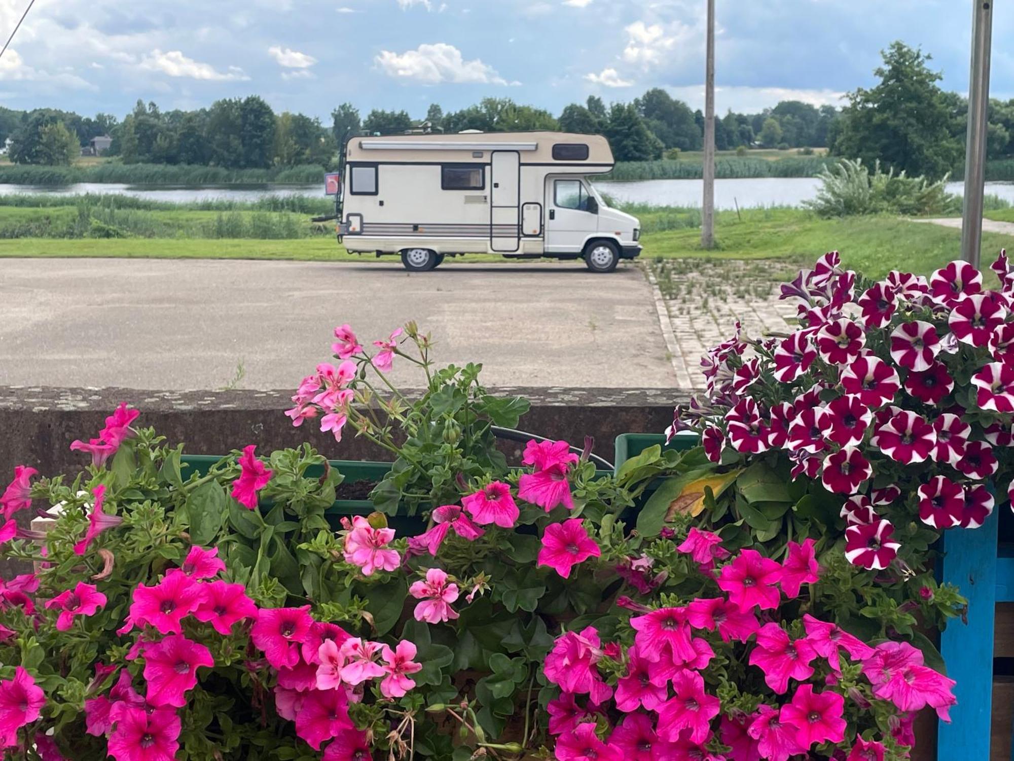 Riverside Motel Елгава Экстерьер фото